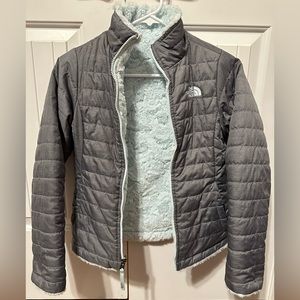 Girls size 10-12 The North Face Mossbud Swirl reversible jacket.